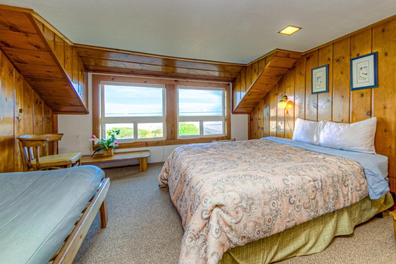 Elbow'S Inn Rockaway Beach Bagian luar foto