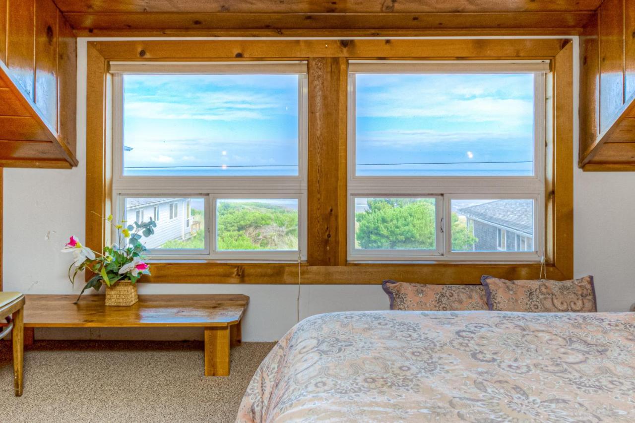 Elbow'S Inn Rockaway Beach Bagian luar foto